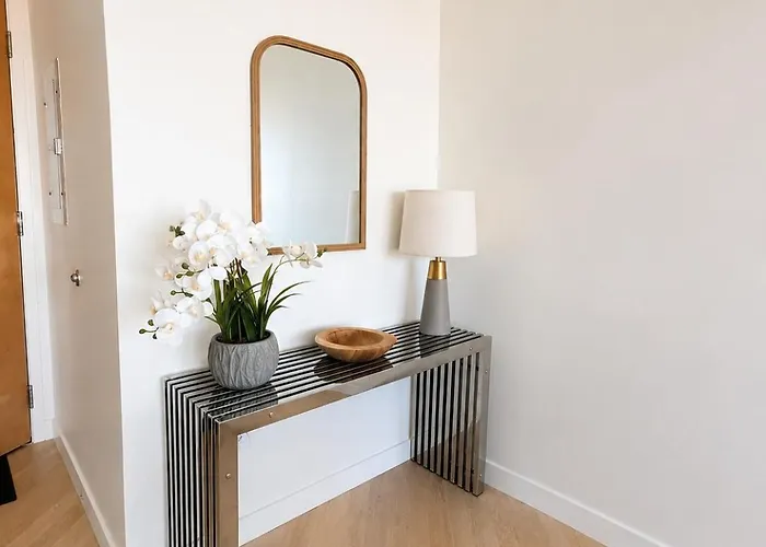 Hollywood Skyline 1Br Apartment With Rooftop Pool & Gym