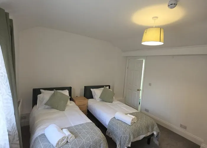 2 Bed Flat Contractors Town Centre & Seafront