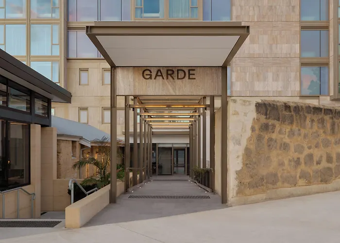 Garde And Warders Hotel