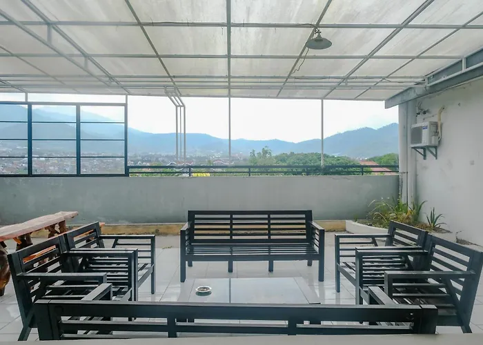Oyo 90396 The Halona Villa Batu