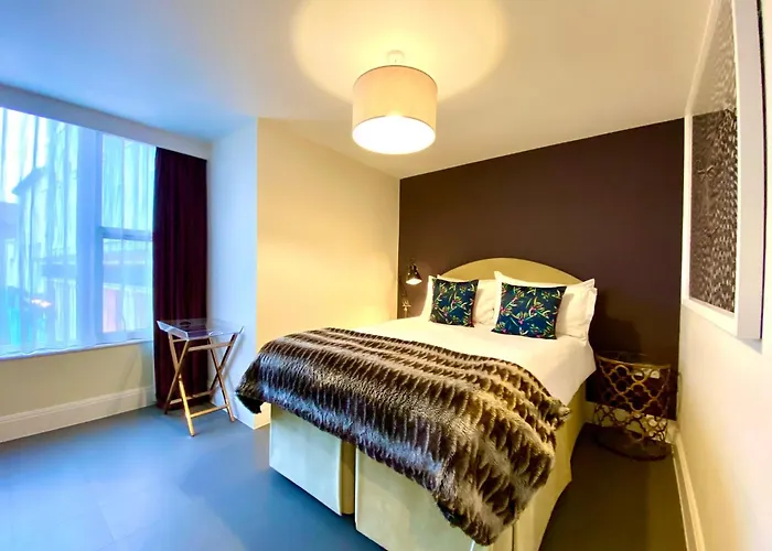 Poole Quay Retreat: Stylish Apartment with Free Parking & Wi-Fi