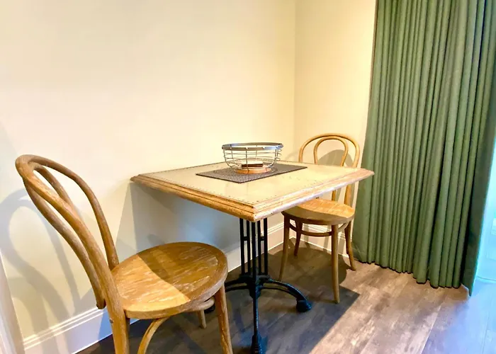Quayside Retreat: Stylish Apartment Near Poole Quay