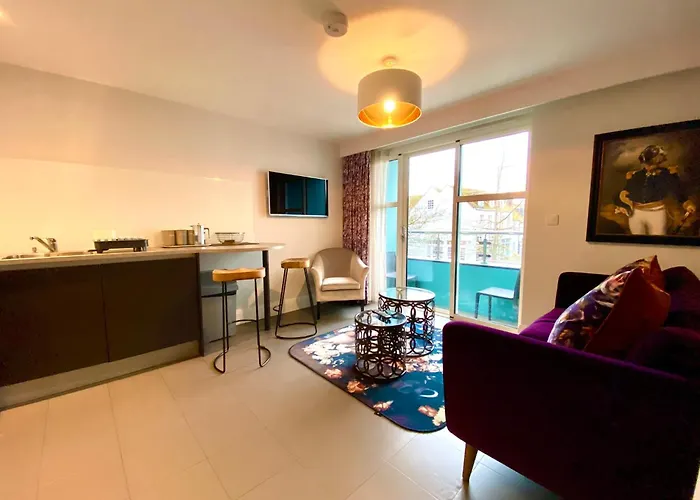 Poole Quay Retreat: Stylish Apartment with Free Parking & Wi-Fi
