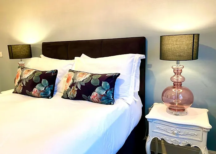 Quayside Retreat: Stylish Apartment Near Poole Quay
