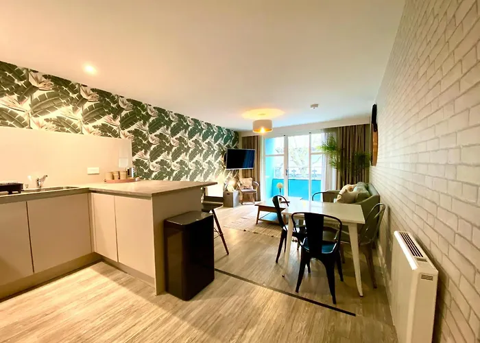 Quayside Haven: Stylish 2-Bedroom Near Poole Quay