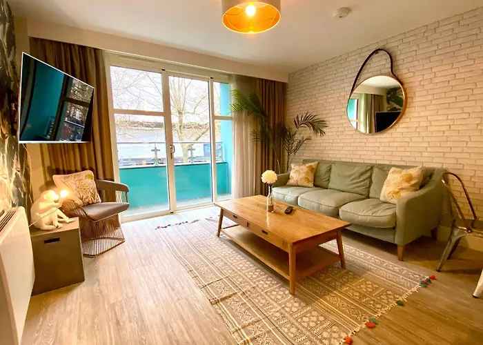 Quayside Haven: Stylish 2-Bedroom Near Poole Quay