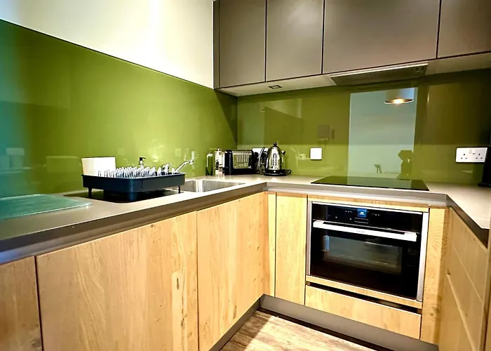 Quayside Chic: Modern Suite Near Poole Harbor