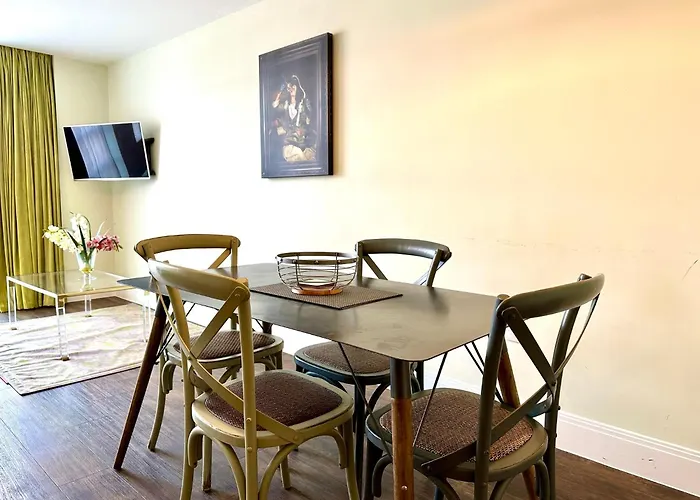 Quayside Chic: Modern Suite Near Poole Harbor