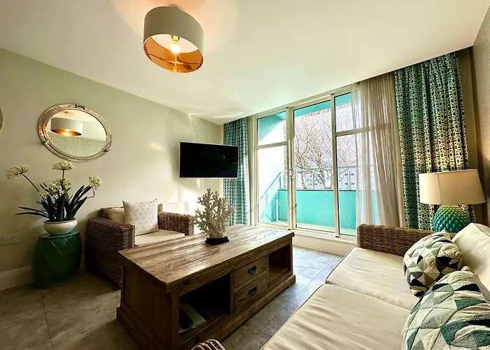 Quayside Haven: Stylish 2-Bedroom Near Poole Quay