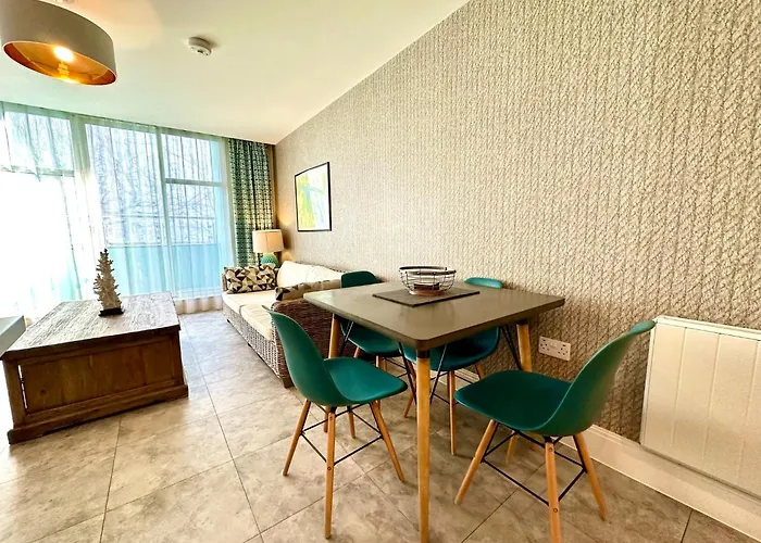 Quayside Haven: Stylish 2-Bedroom Near Poole Quay
