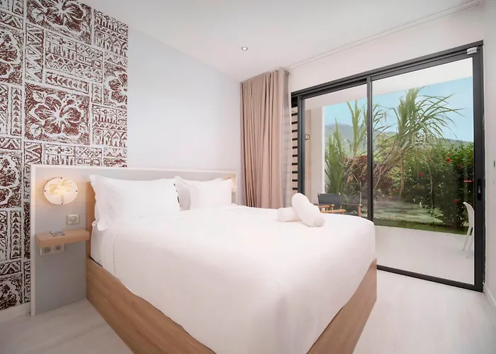 Cook'S Bay Hotel & Suites