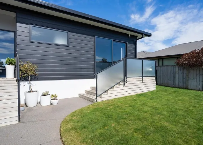New, Luxurious And A Short Stroll To The Lake