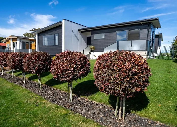 New, Luxurious And A Short Stroll To The Lake