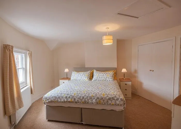 Town Centre Apartment Perfect Location With On-Street Parking
