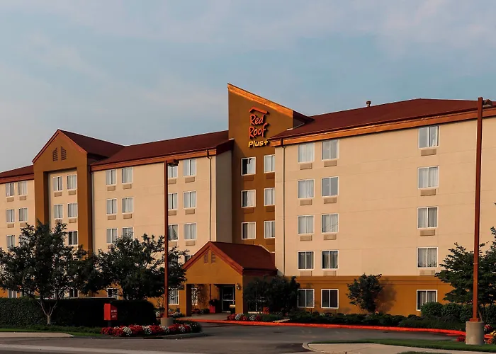 Red Roof Inn Plus Long Island - Garden City