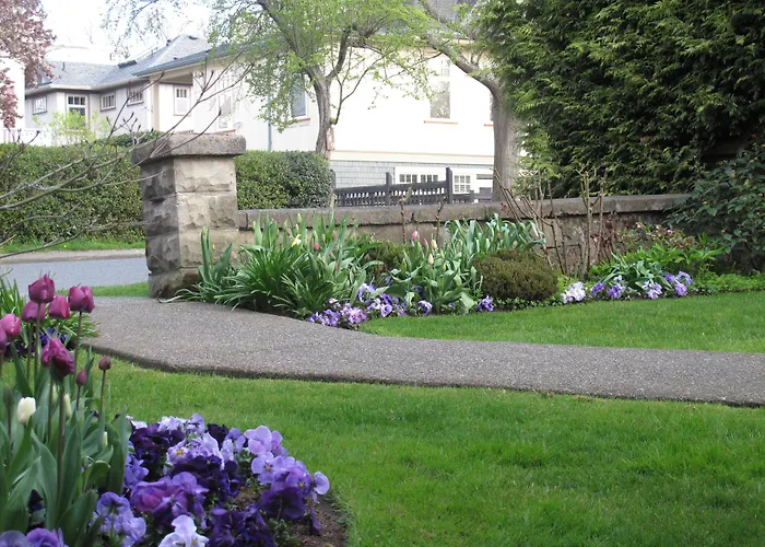 James Bay Inn Hotel, Suites & Cottage