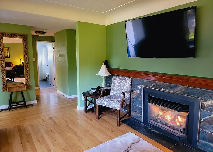 James Bay Inn Hotel, Suites & Cottage