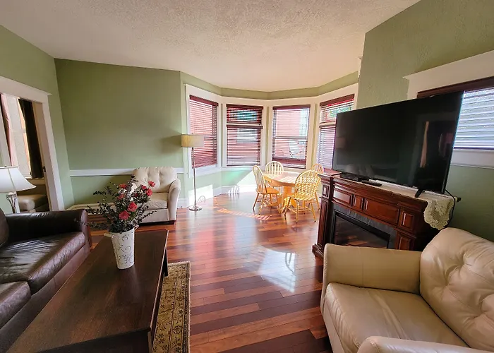 James Bay Inn Hotel, Suites & Cottage