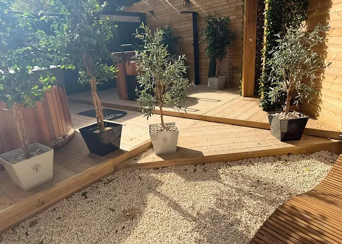 Consort Hotel, Urban Spa & Glamping Pods
