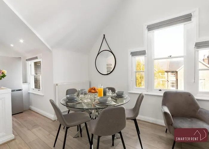 Richmond - 2 Bedroom Duplex Flat - With Parking
