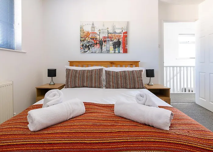 3 Bed House / Sleeps 6 / Parking + Ev Charger