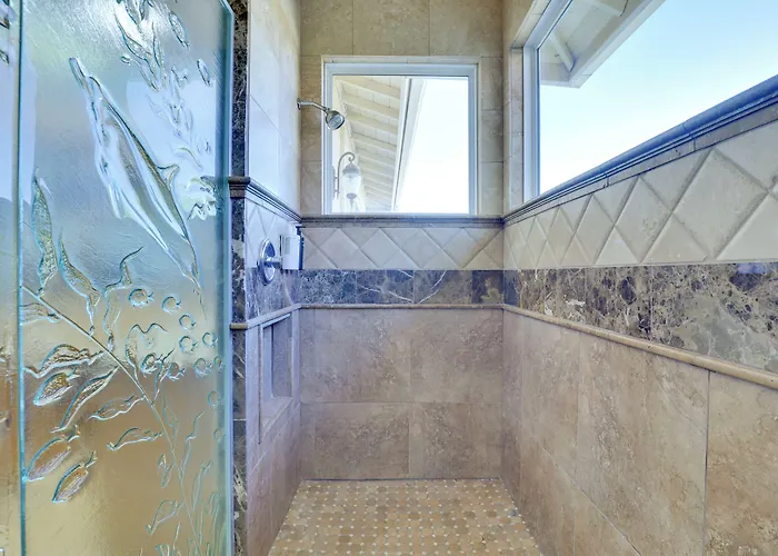 Charming Temecula Home W/ Hot Tub, Mountain Views!