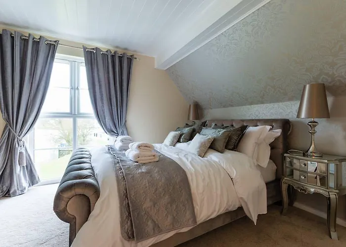Luxury 3 Bed Home By The Lake