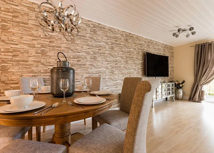 Luxury 3 Bed Home By The Lake