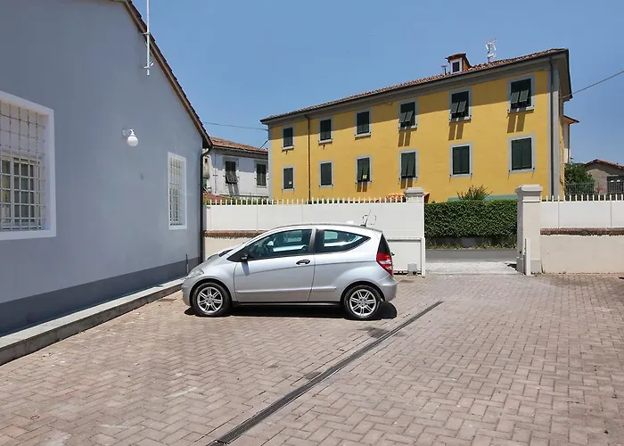 Whiteloft In Lucca
