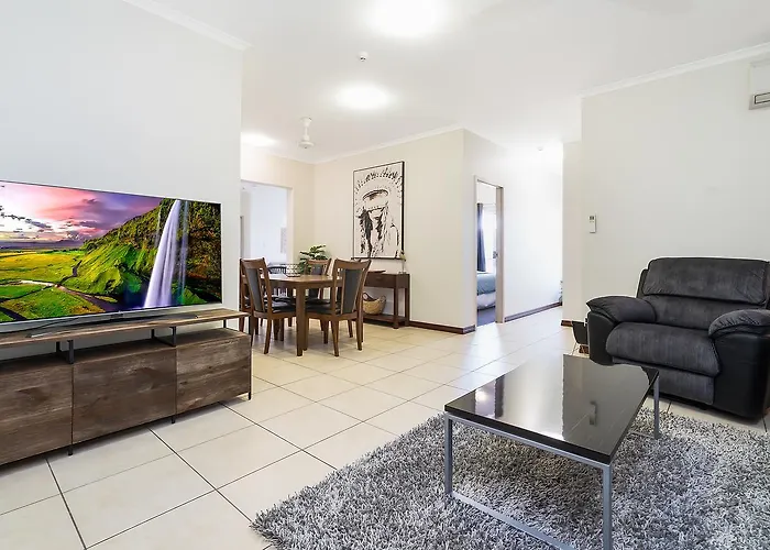 Huge Cbd Top Floor Apartment With Breath Taking Views!