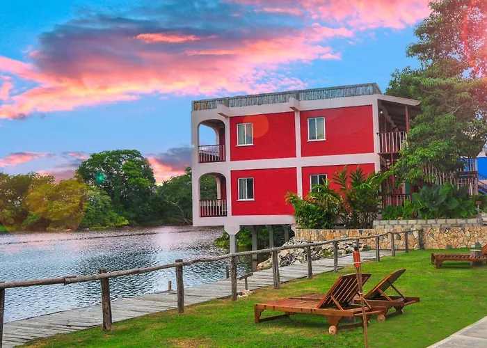 Lamanai Hotel & Marina