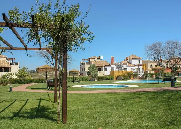 Poolside Townhouse - Sleeps 6 - Rou02