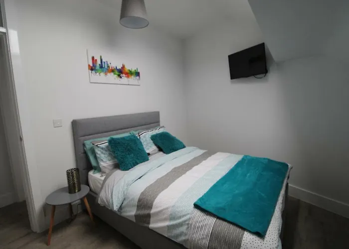 2 Serviced Apartments In Childwall-South Liverpool - Each Apartment Sleeps 6