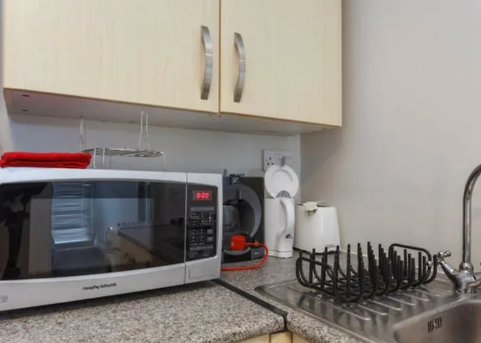 Shirley Apartments: Cozy Studio Near City Centre & Redbridge Station