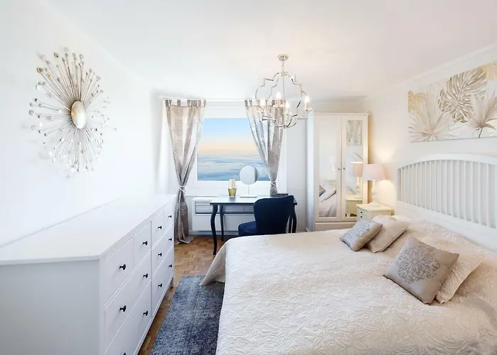 Elegant Apartment With Stunning Lake View