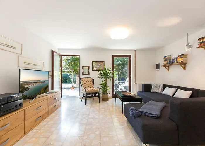 Casa Flora 3-Minutes' Walk From The Beach