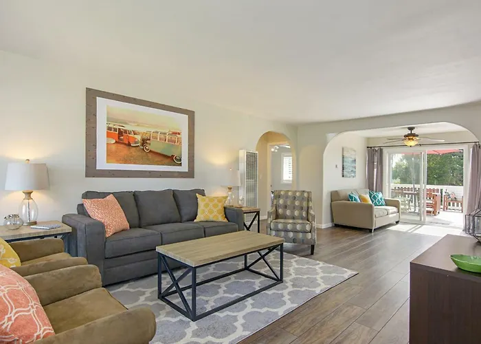 Ultimate Beach Bungalow - 1 Block From Beach - Huge Backyard