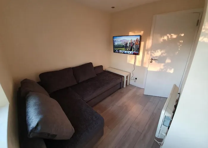 Luxurious Luton Town Center Flat With Free Parking