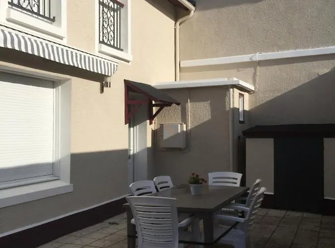 A Pied, 300M De La Plage Et 500M Du Village