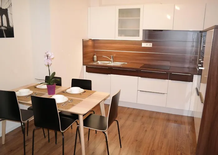 Riverside Apartman With Free Parking