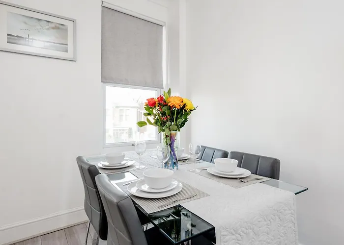 Business & Leisure 2 Bedroom & Parking By Damask Homes